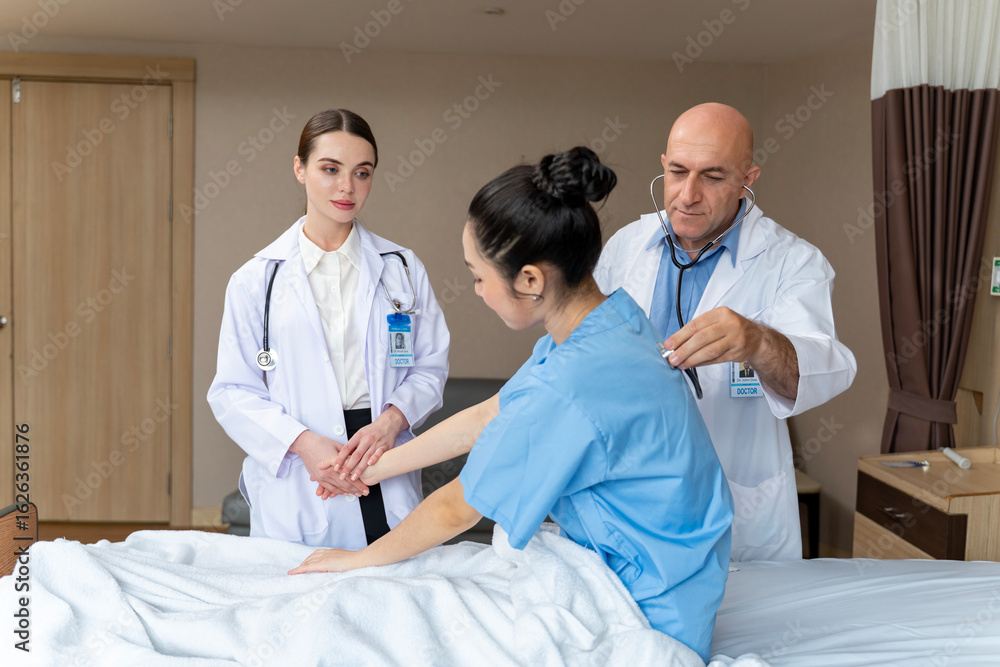 Obraz premium Caucasian senior doctor have morning round ward to check up on patient in the hospital for healthcare and medical