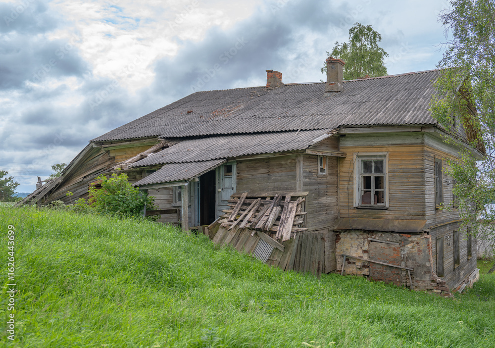 Fototapeta premium old wooden house