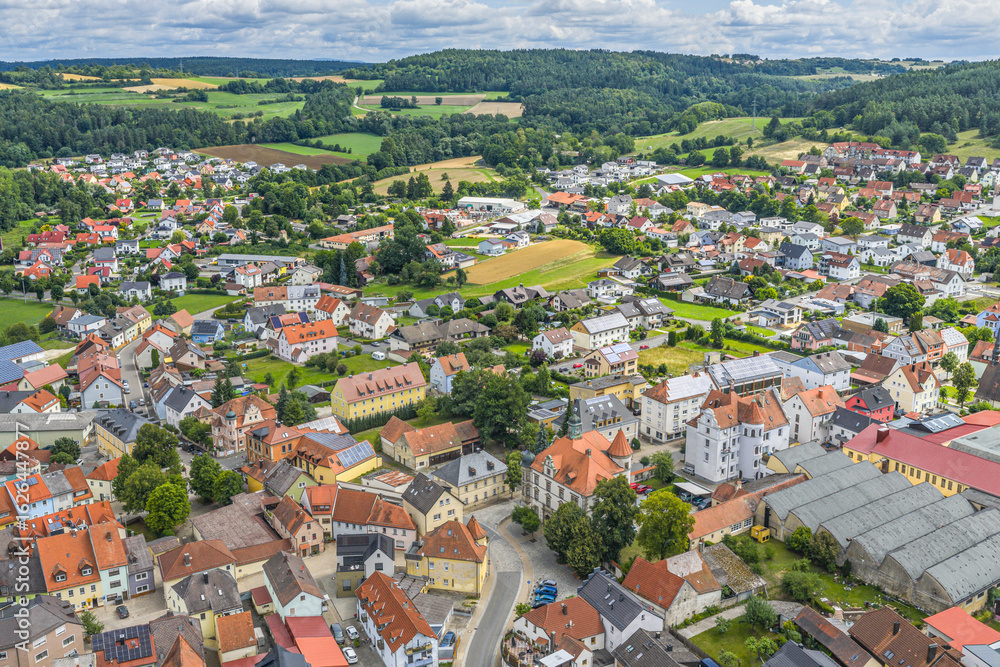Fototapeta premium Auerbach im Kreis Amberg-Sulzbach in der Oberpfalz aus der Vogelperspektive