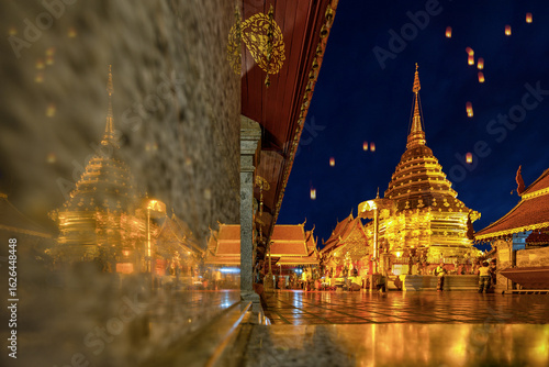 Foto Beautiful Pagoda with reflection, Wat phra that doi suthep temple in Chiang mai thailand, the most famous temple at twilight, Yi Peng and Loy Krathong (Lantern Festival)