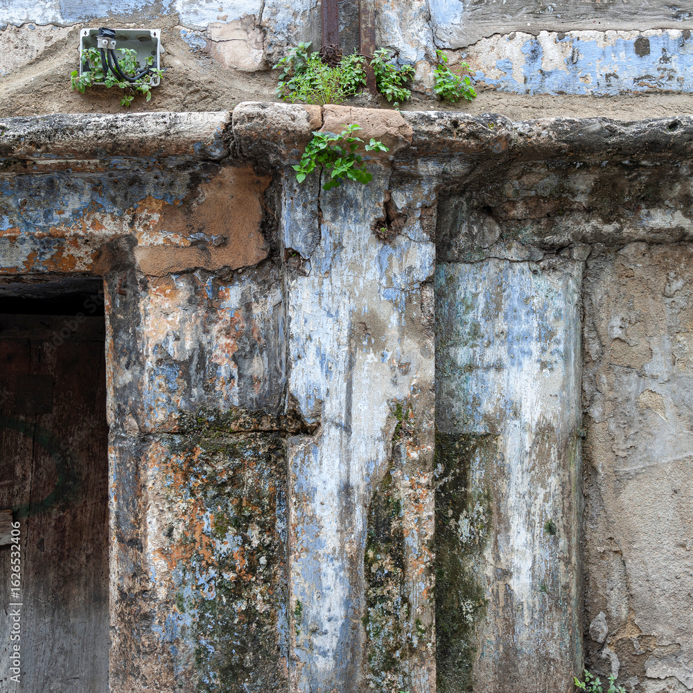 Detalle del deterioro de la estructura de un edificio abandonado. Detalle del deterioro de la estructura de un edificio abandonado.