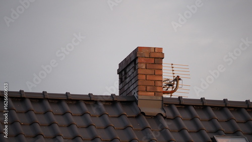 komin z antena, dachówki