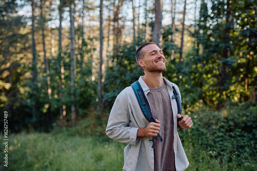 Foto Happy hiker breathing in fresh air while enjoying a trekking day in the serene w