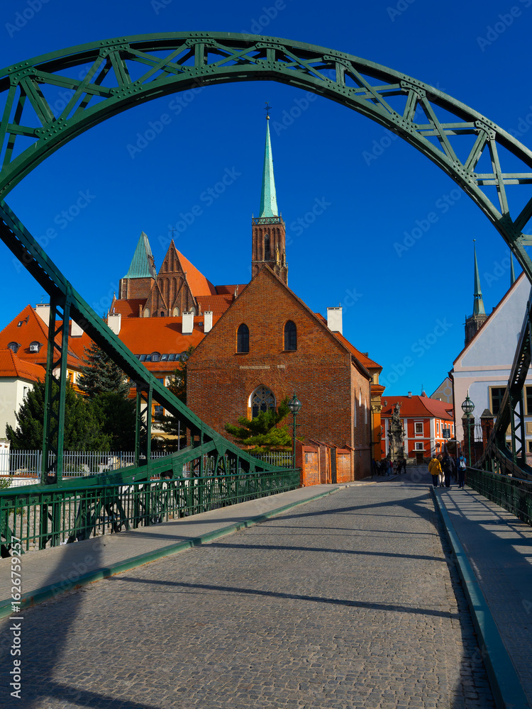 Obraz premium 2024-10-07; bridge to tumski island wroclaw poland