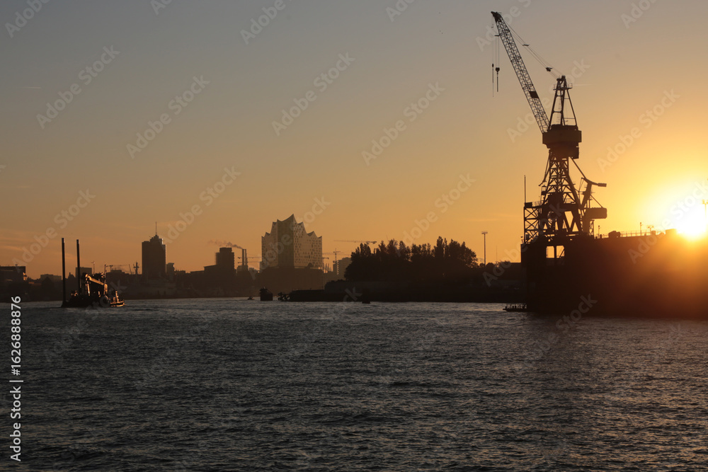 Obraz premium Hamburger Hafen bei Sonnenaufgang im Winter 
