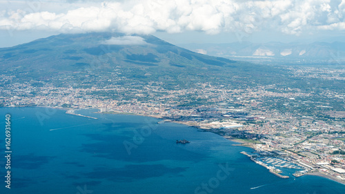 Φωτογραφία Aerial view from Mount Faito overlooking Mount Vesuvius, the city of Naples, and the coastal area including Castellammare port, Torre Annunziata, and Torre del Greco, Italy