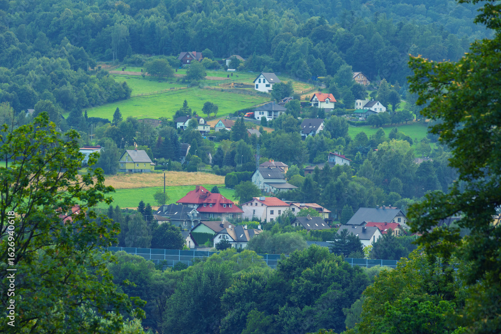 Obraz premium Panorama ze stoku i widok na szczyt góry Skrzyczne, kierunek Wilkowice (Beskid Śląski, Polska), krajobraz, widok z lotu ptaka, tło lub tapeta do projektu