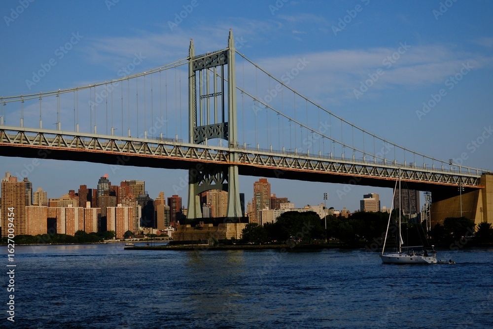 Naklejka premium New York City Bridge With Sailboat on Sunny Day (Queens, New York, USA)
