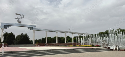 Εκτύπωση καμβά Arch of Humanism with cranes in Independence Square in Tashkent, Uzbekistan