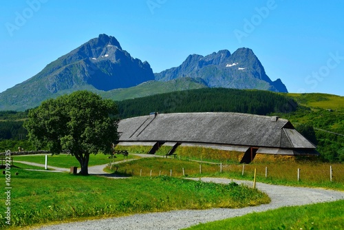 Tableau sur toile Reconstructed long-house at Lofotr Viking Museum - a historical museum based on