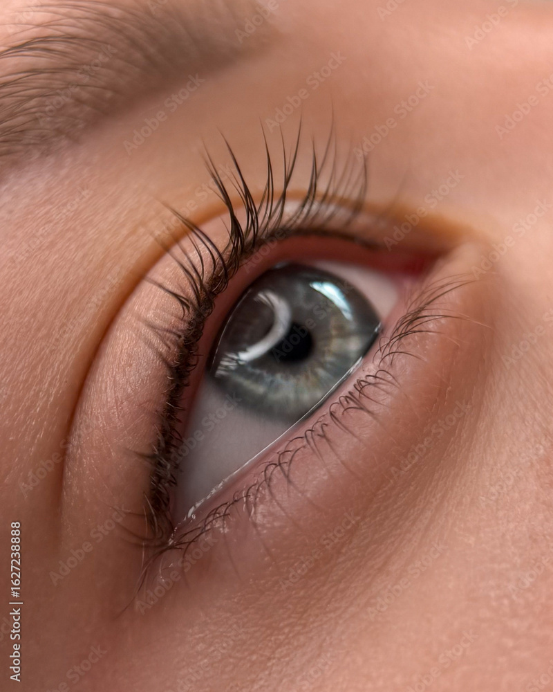 Obraz premium permanent makeup with eyeliner. Close-up of a beautician applying eyeliner to a customer, highlighting the precision and artistry of the makeup application process 