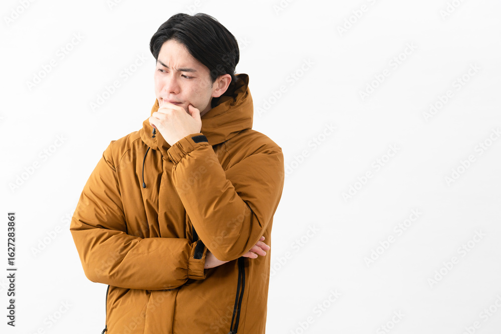 ダウンコートを着ている若い男性 ダウンコートを着ている若い男性