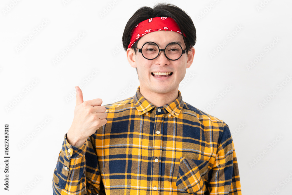 チェック柄の服を着た若い男性 チェック柄の服を着た若い男性