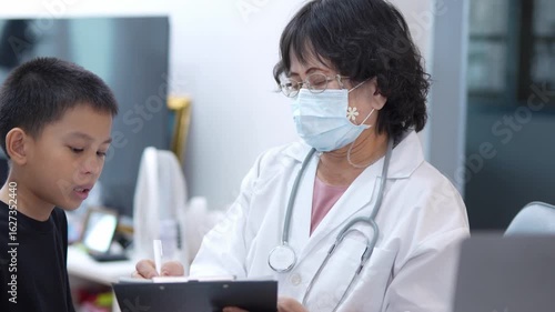  A pediatrician uses a stethoscope during a health examination at the clinic.