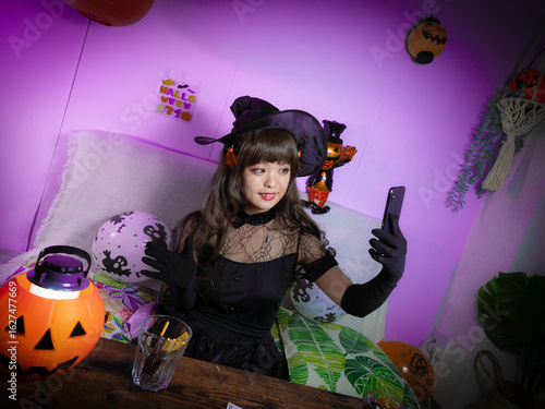 【ハロウィン】魔女コスの女性