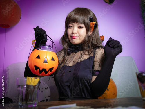 【ハロウィン】魔女コスの女性