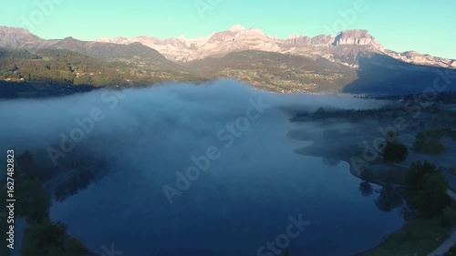 Vue aérienne par drone d'un lac en Haute-Savoie face au Mont-Blanc – Vidéo Drone 4K en été