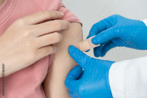Bilde på lerret woman show after getting a vaccination