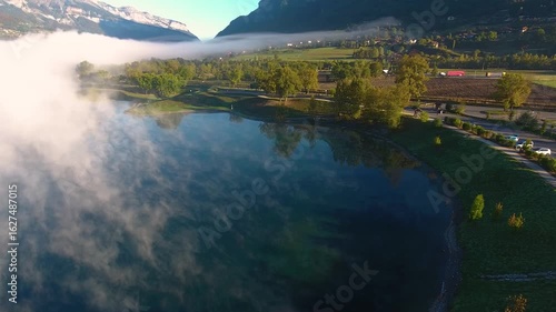 Vue aérienne par drone d'un lac en Haute-Savoie face au Mont-Blanc – Vidéo Drone 4K en été