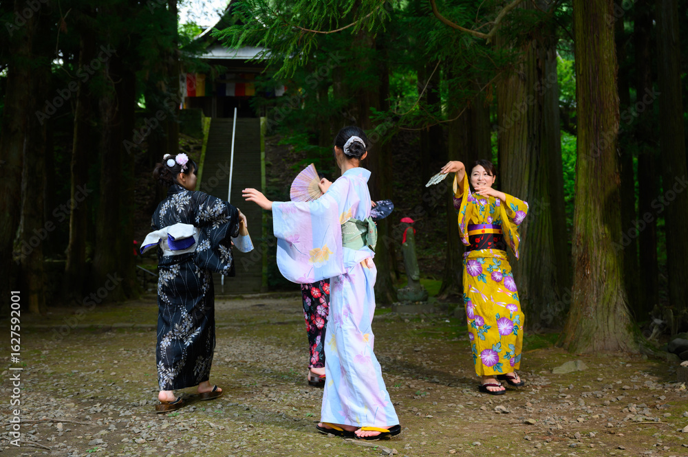 Naklejka premium 浴衣を着た女性と女学生 夏祭り