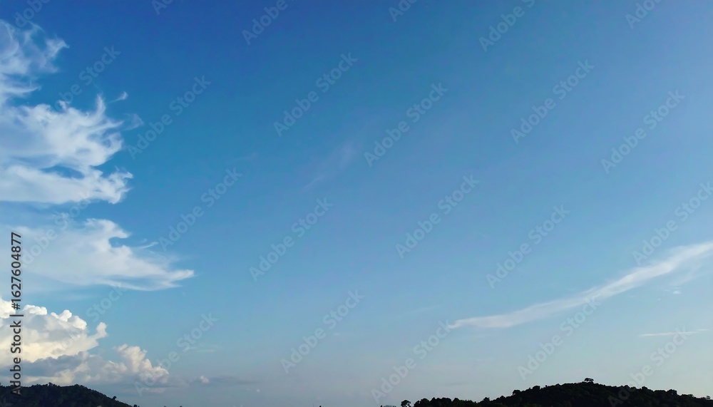 Obraz premium Clear sky with fluffy clouds