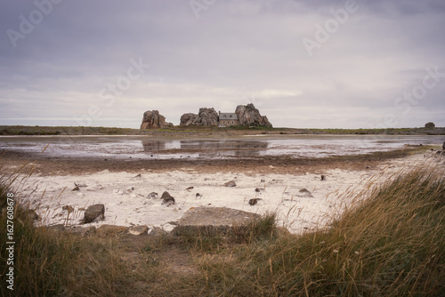 La maison entre les rochers est un élément emblématique, et insolite, du site du gouffre et de la ville de Plougrescant