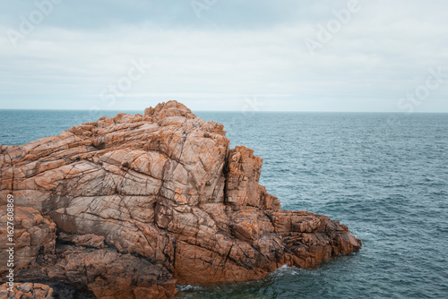 cote du gouffre de Plougrescant en Bretagne