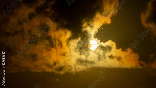 夏の奄美大島の日の出風景。