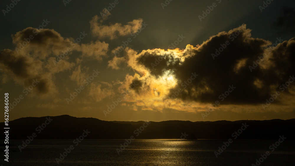 Obraz premium 夏の奄美大島の日の出。