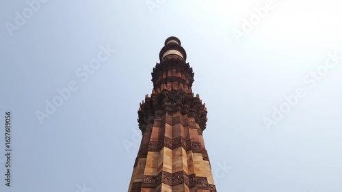 The magnificent Qutub Minar: A stunning tower against a clear sky background