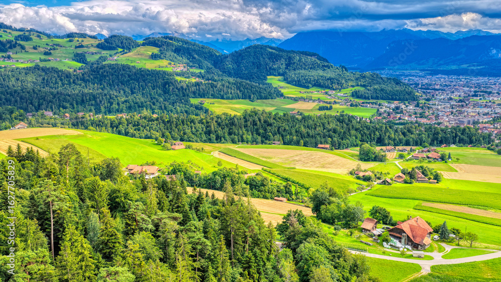 Obraz premium Nähere Umgebung von Steffisburg bei Thun (Kanton Bern), Luftaufnahme, Schweiz, August 2025