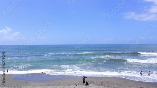 夏休み - サーファー、恋人たち、観光客、ローカルの人たち、水平線の向こうまで広がる夏の海と青空で、夏休みのイメージの動画素材
