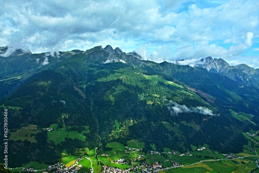 Obraz premium Austrian Alps - view of the Stubai Valley from the Elferhütte
