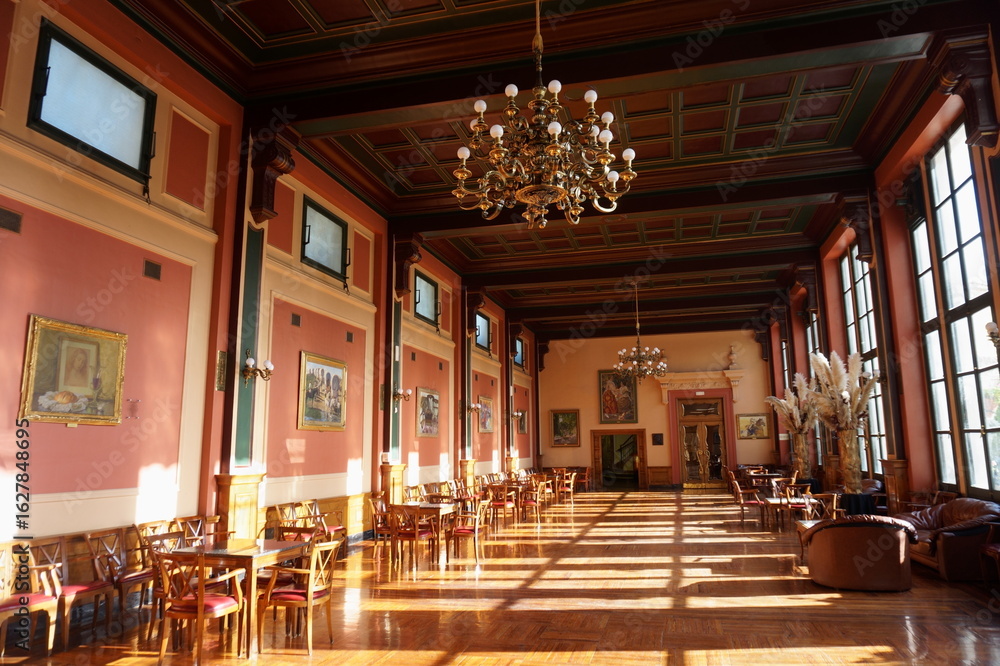 Fototapeta premium Gran salón histórico con luz natural y mobiliario clásico