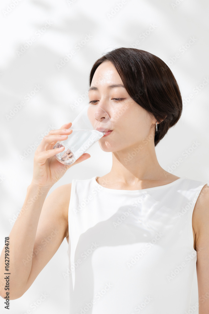 笑顔で水を飲む女性 笑顔で水を飲む女性