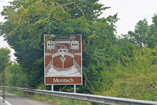 En roulant : panneau touristique marron sur l'autoroute annonçant Montech, Tarn-et-Garonne.