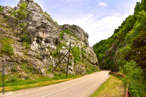 Roca con formas curiosas en ladera de Galda,Romania
Formación rocosa natural con apariencia de rostro esculpido. A menudo captada por quienes exploran rutas rurales en Alba,Transilvania

