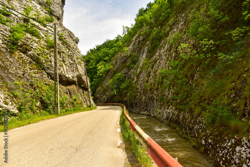  Paso estrecho de montaña en Transilvania
 Desfiladero angosto con vegetación exuberante. Paso frecuente en rutas rurales de Transilvania.Rumania

