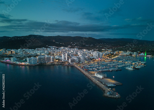 Puerto Marítimo y Ciudad Iluminada al Anochecer desde el Aire