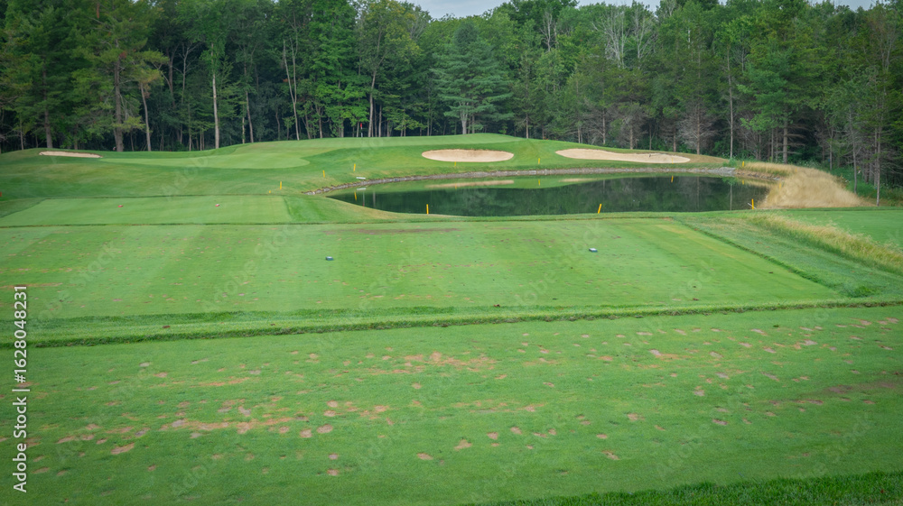 Obraz premium Nice hole on a Canadian golf club in Quebec, on the countryside