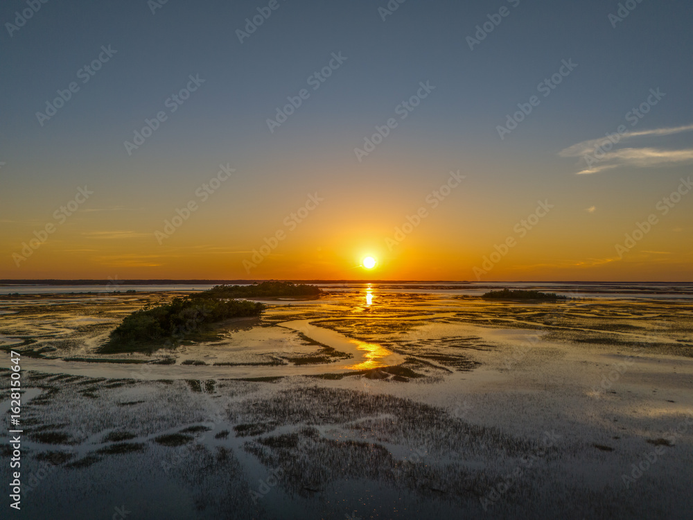 Obraz premium Sunset over Long Island and Horse Island