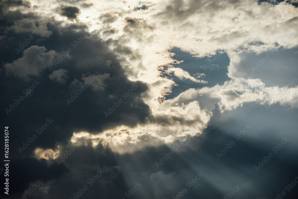 Obraz premium Sunset. A ray of light from under the clouds.