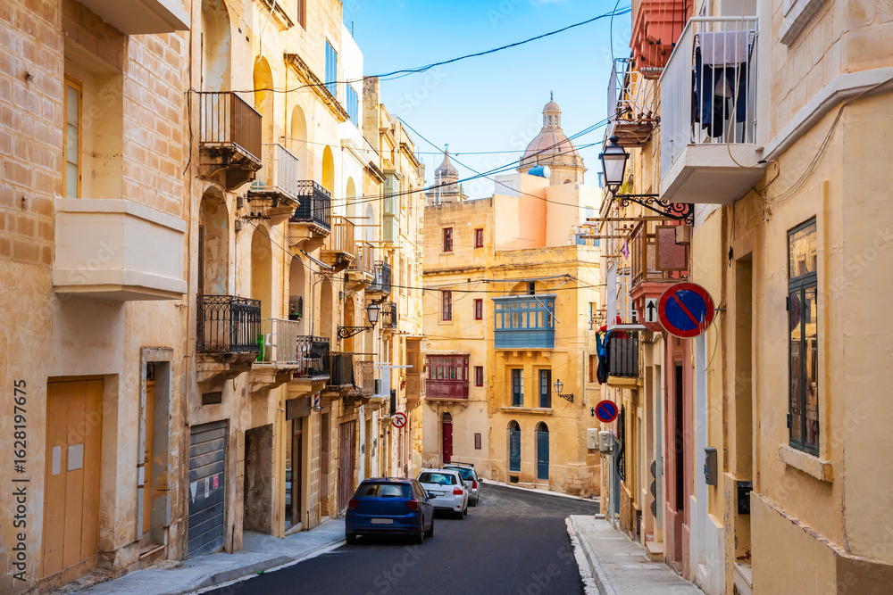 Obraz premium Cozy street and traditional colorful wooden balconies in Birgu, Malta
