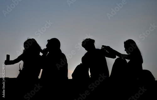 Gruppe von Freunden bei Sonnenuntergang