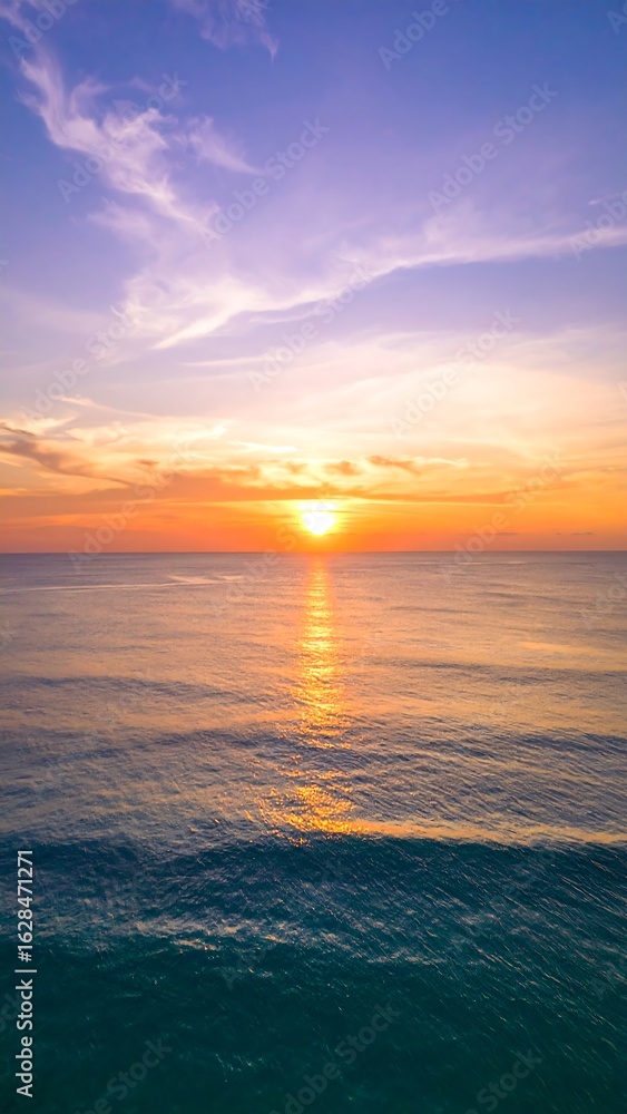Obraz premium Vibrant sunset over tranquil ocean