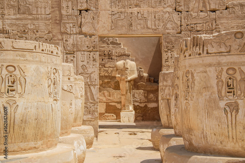 Tableau sur toile Medinet Habu — Ramses III's Mortuary Temple in Luxor, Egypt
