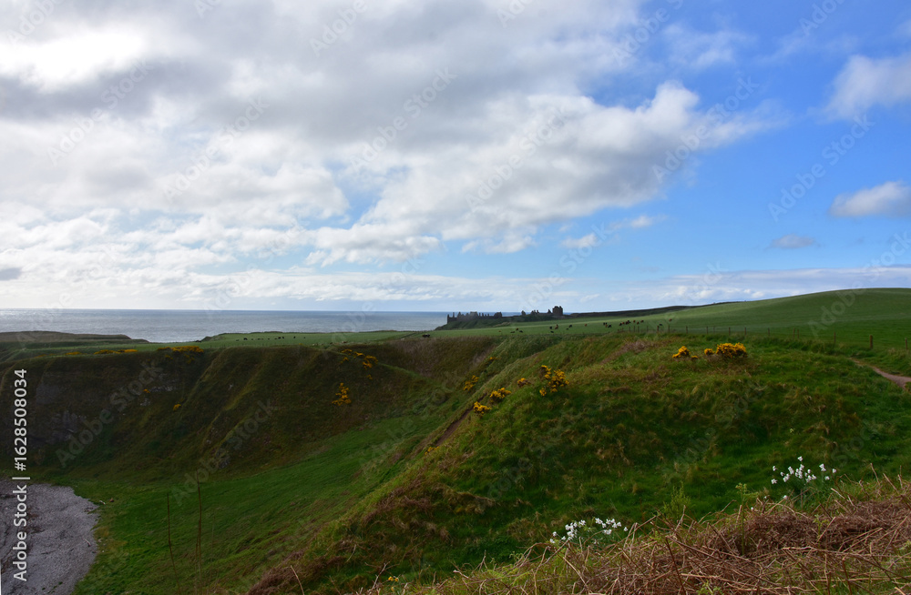 Naklejka premium Rolling Sea Cliffs in Stonehaven with Dunnotar in Distance