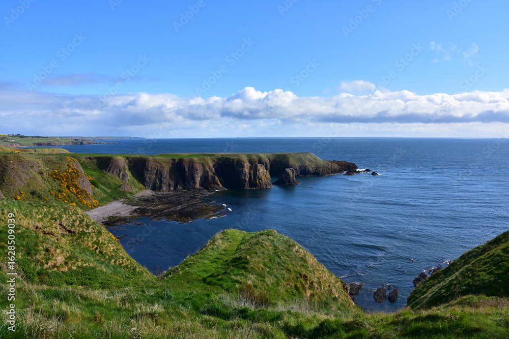 Fototapeta premium Sea Cliffs Jutting Into the Ocean Around a Bay