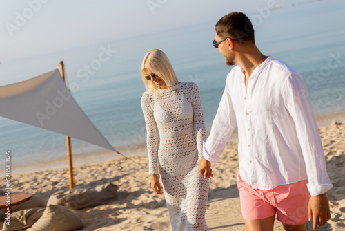 Romantic stroll along the s...
