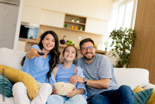 Family enjoys movie night t...
